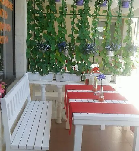 Familia Fantastiko Хотел 2*